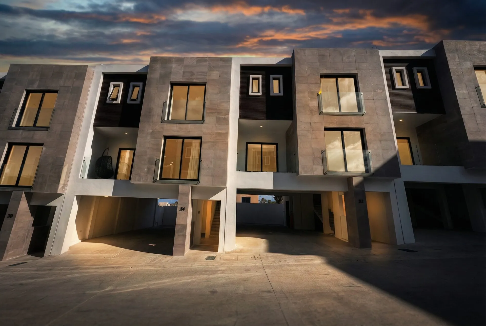 Fachada privada ALTUM al atardecer
